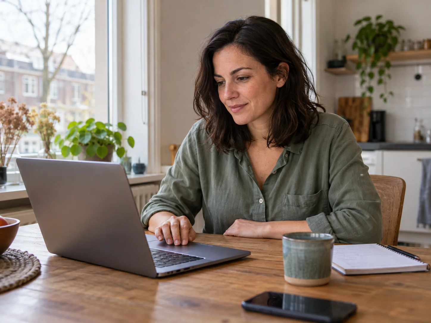 Werkzoekende bekijkt mogelijkheden op haar laptop