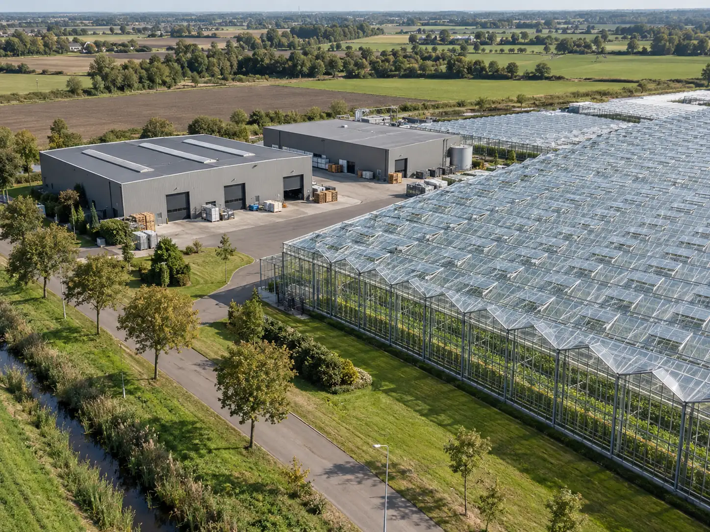 Sfeerbeeld van kassen en bedrijfshallen in een Nederlandse bedrijfsomgeving